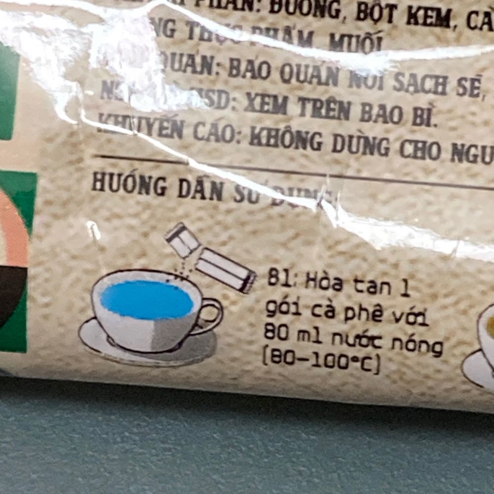 インスタントコーヒーのパッケージの裏面。イラストとベトナム語で作り方が書いてある。