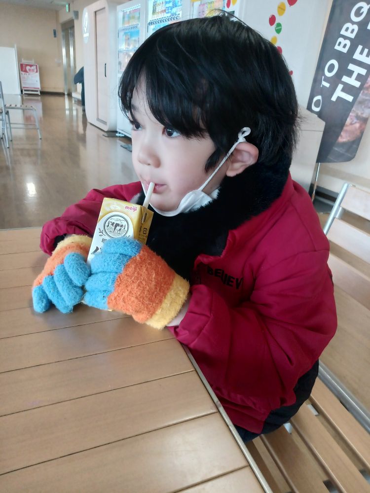 息子がジュースを飲む画像。