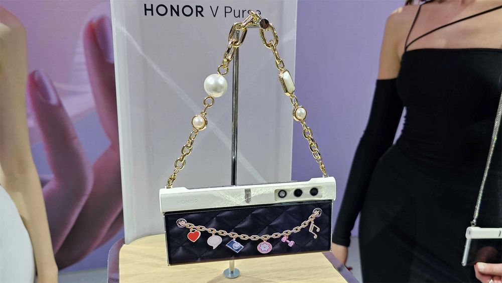 Huawei honor V purse hanged on a thing