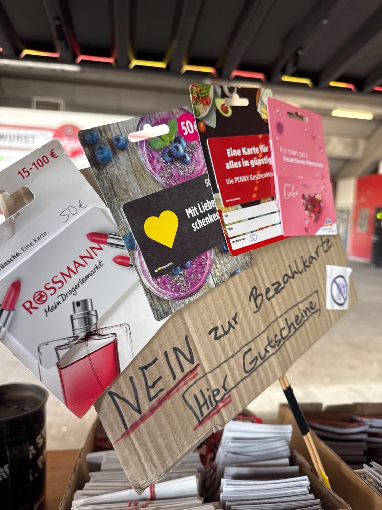 Einkaufs-Gutscheine aus der Bezahlkarten-Tausch Aktion am Kabuff im Umlauf der Gegengerade 