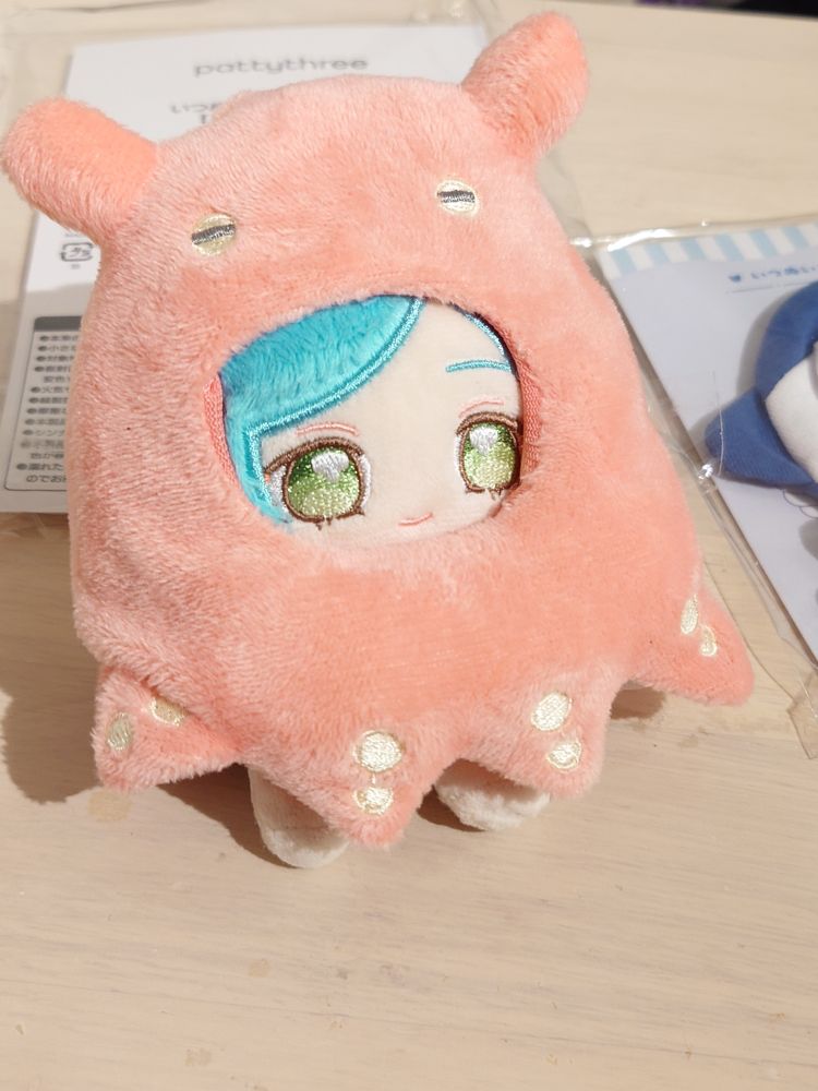 あんさんぶるスターズの深海奏汰のぬいぐるみ（いつぬい）
なりきりメンダコを着ている