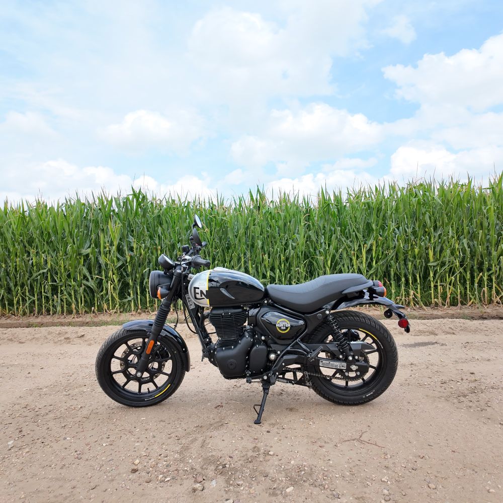 A black and silver Royal Enfield Hunter 350, in front of corn. Look at that corn. It's so green. The greenest corn you ever see this time of year. 



CORN.