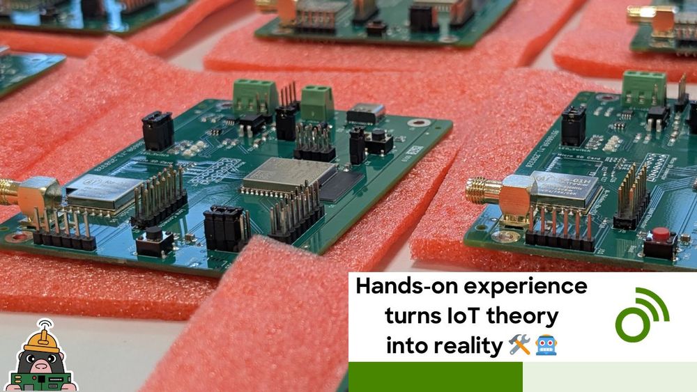 Einige frisch ausgepackte MoleNet-Boards. In der Ecke steht ein Banner mit dem Text "Hands-on experience turns IoT theory into reality" ("Praktische Erfahrung macht IoT-Theorie zur Realität.").