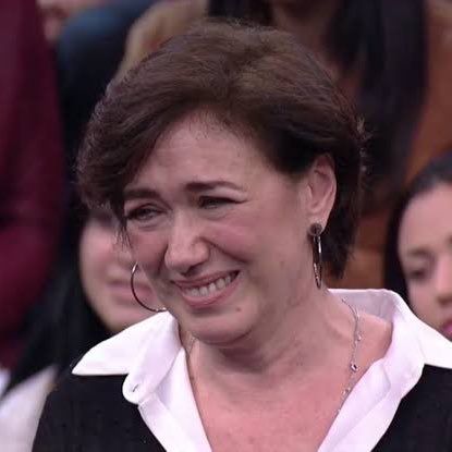 Lilia Cabral com sorriso amarelo tentando disfarçar o desgosto