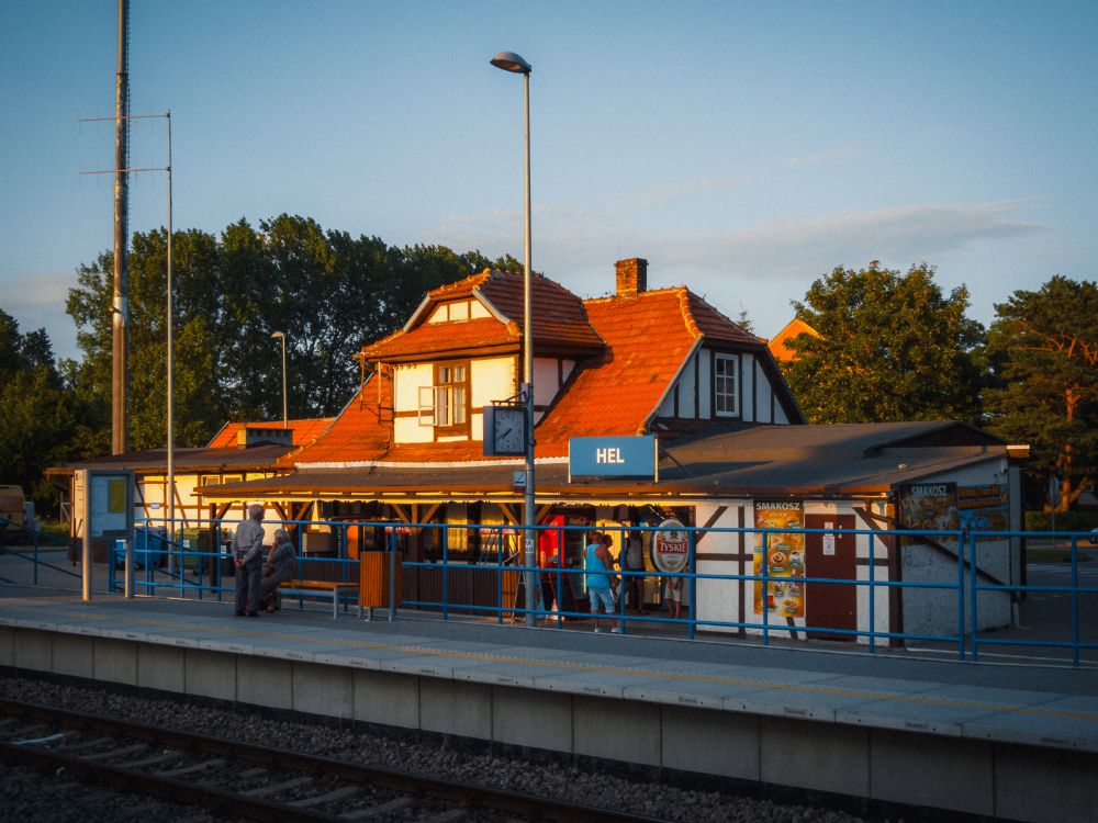 Bahnhof Hel im Abendlicht