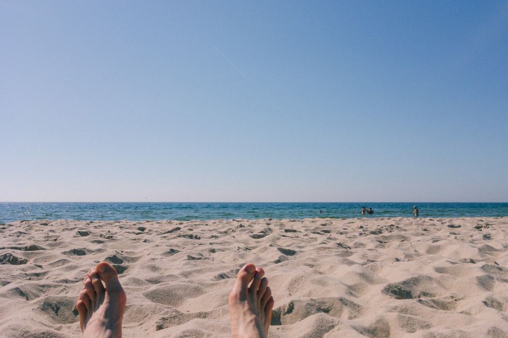 Zwei Füße am Strand