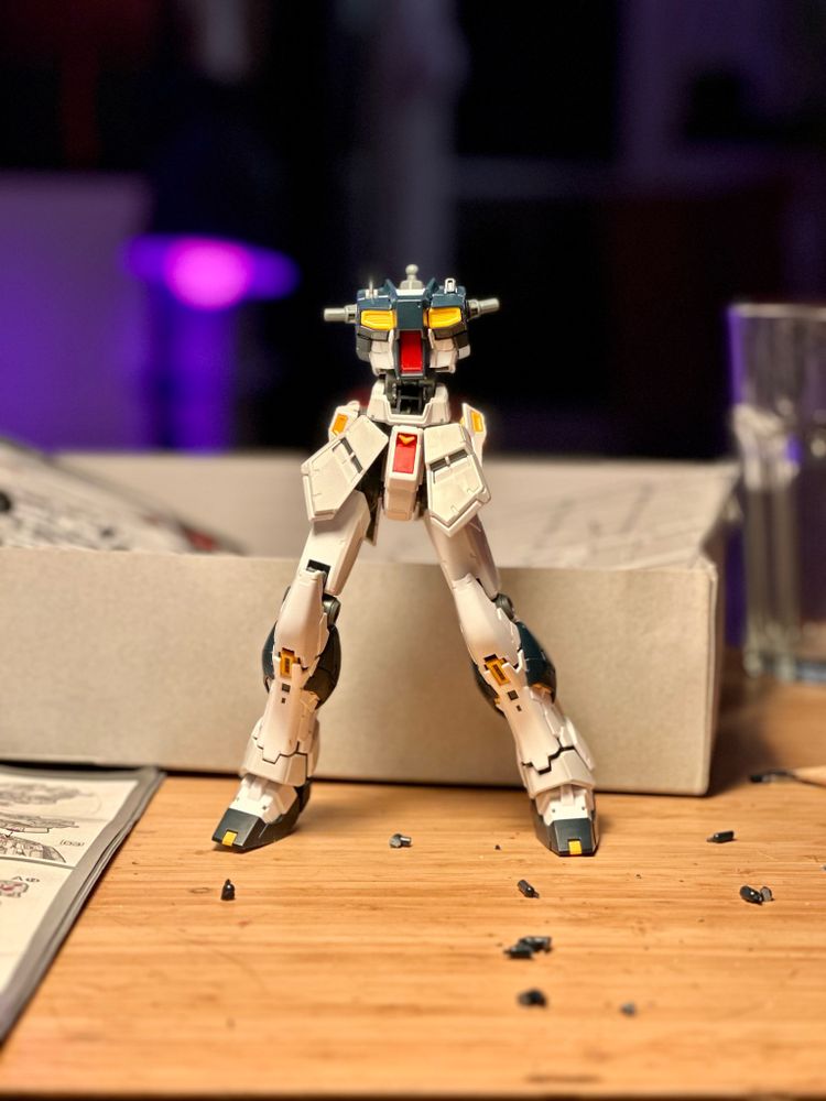 Jambes et chest d’un gundam rx93