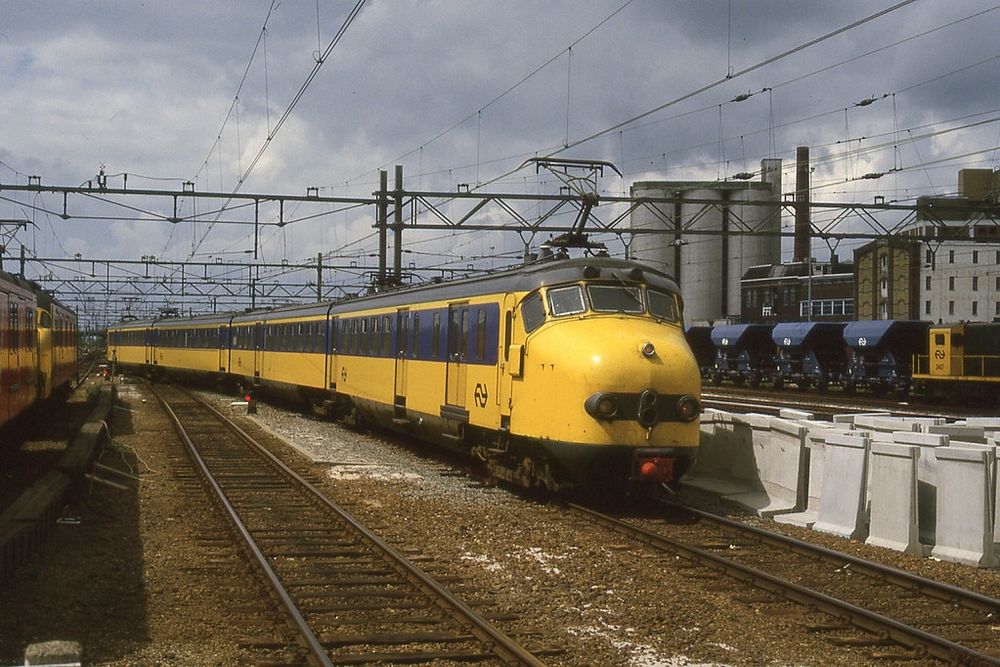 Photo of the front of a yellow train with a very round nose.
