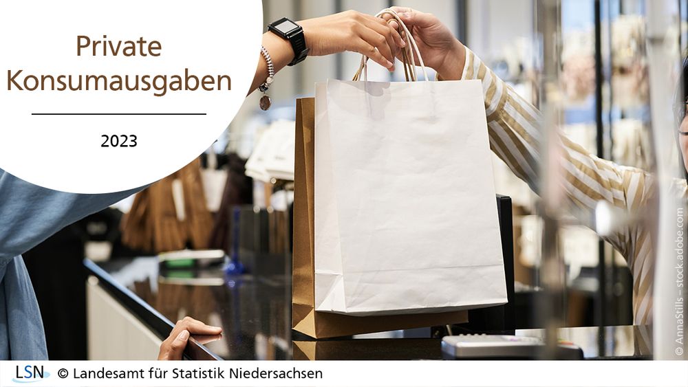 Private Konsumausgaben, 2023. Das Bild zeigt, wie eine Verkäuferin einer Kundin eine Einkaufstasche überreicht. 