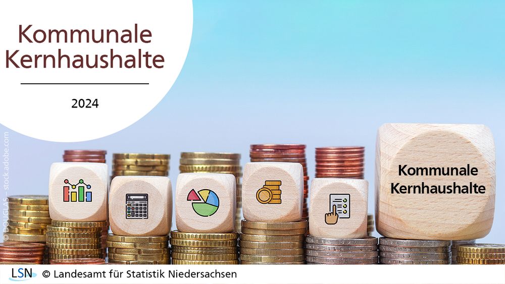 Kommunale Kernhaushalte, 2024. Das Bild zeigt Münzstapel, auf denen Würfel mit Finanzsymbolen stehen.
