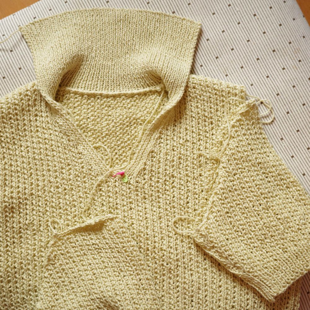 編みかけの、小さなセーラーカラーのスキッパープルオーバー。