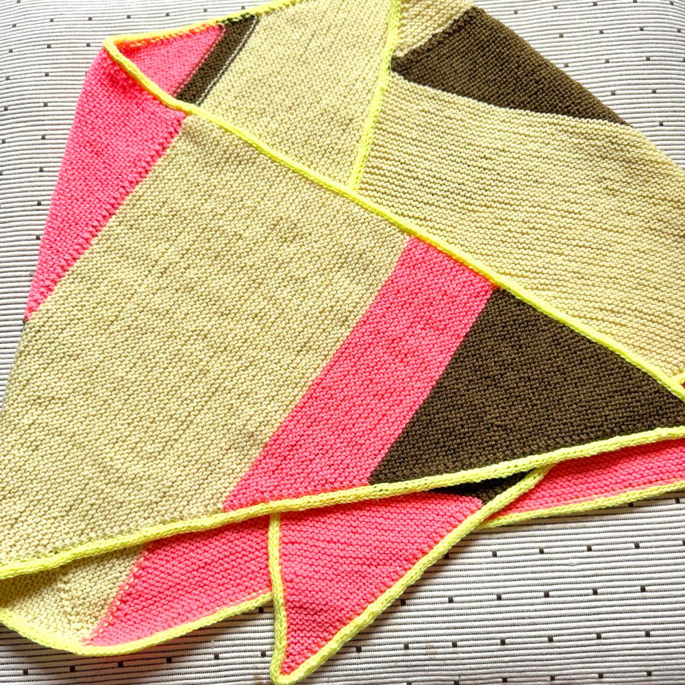 カラーブロックの台形ストール。