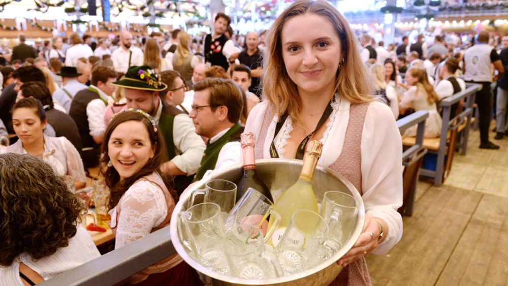 Oktoberfest 2024 in München: Schampus-Streit auf der Wiesn