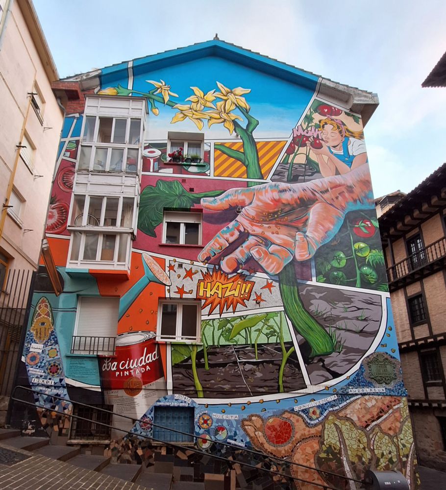 Illustration murale faite de nombreux dessins et motifs, le principal est une main