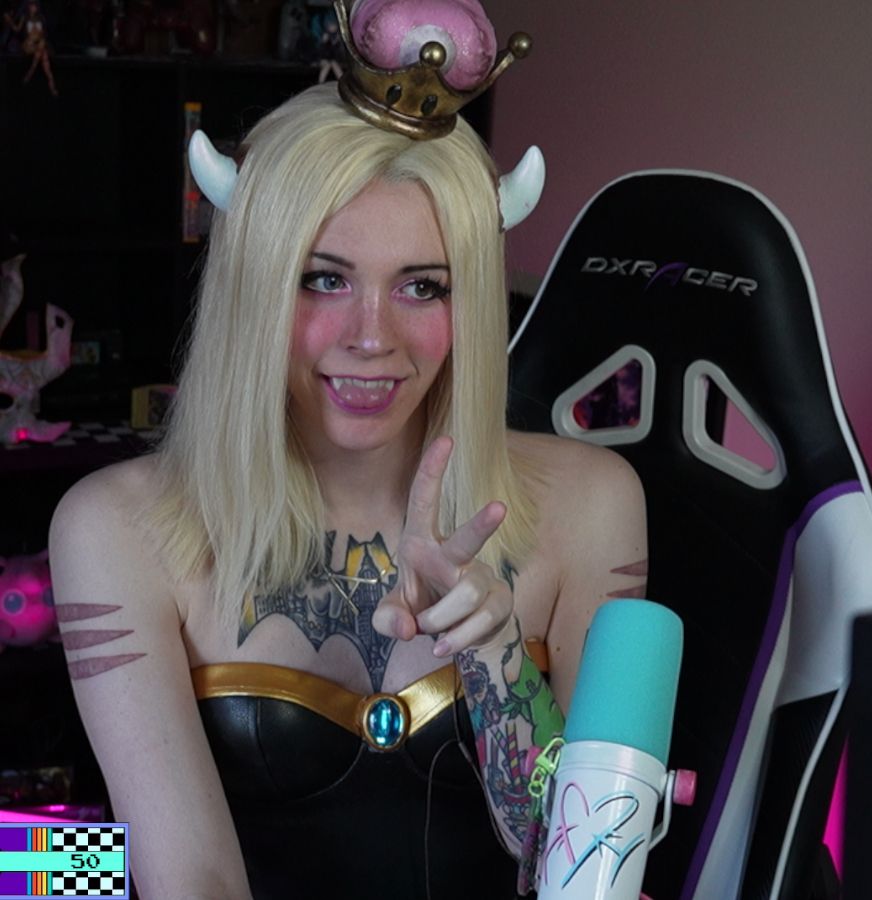 Girl in bowsette cosplay