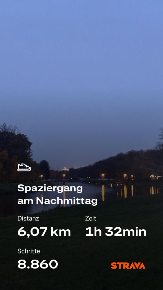 Blick am Elsterflutbett (Fluss) entlang in Richtung Stadion bei Dämmerung. Es spiegeln sich Lichter im Wasser 