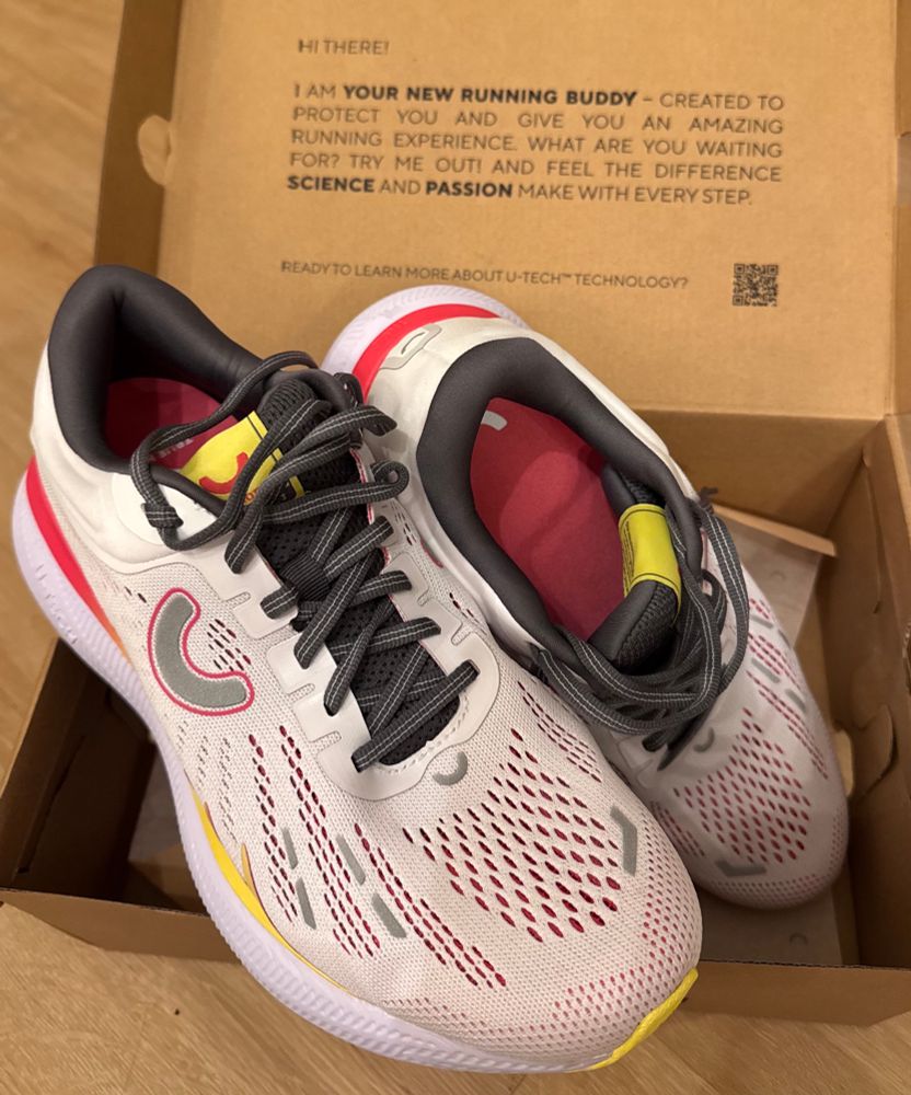 Neue Laufschuhe (True Motion) im bzw auf dem Schuhkarton 