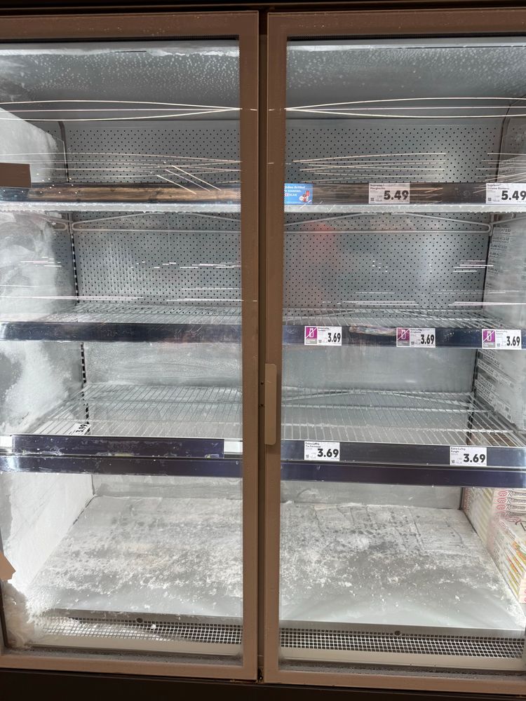 Leeres Tiefkühlregal im Supermarkt 