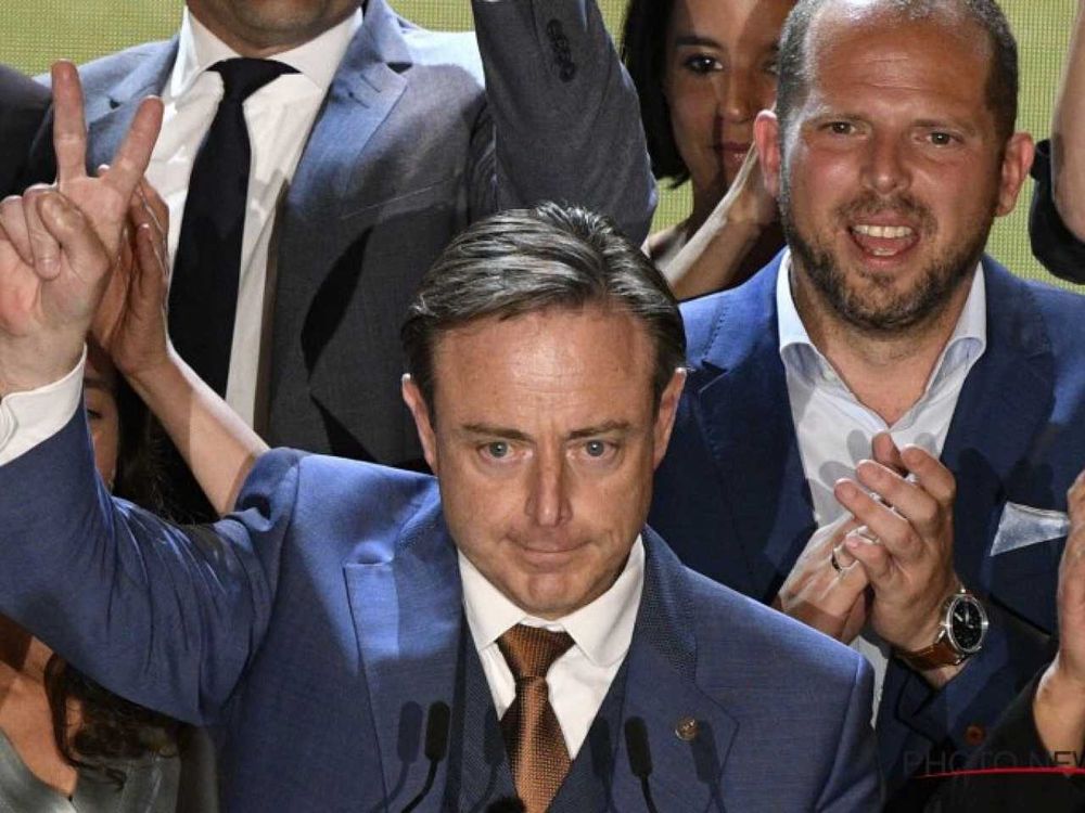 Bart De Wever et Theo Francken, politiques héritiers de la collaboration flamande,  célébrant une victoire avec un air, pour l’un menaçant pour l’autre grossier comme un SA. L’un a une mèche sur le côté,l’autre le crâne rasé. 
