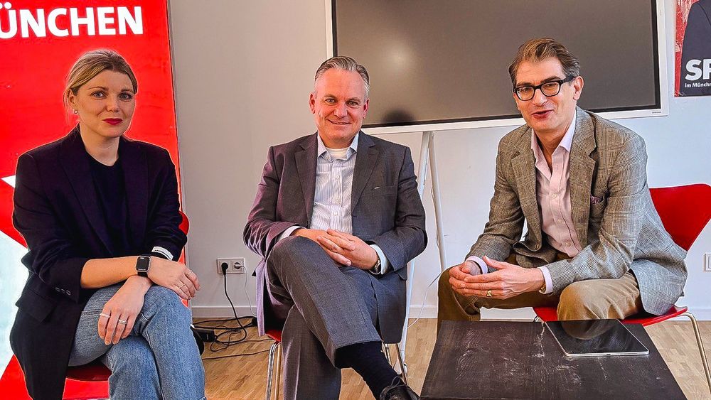 Dr. Christian Scharpf mit Nele Metzler und Raoul Koether vom AK Wirtschaft.