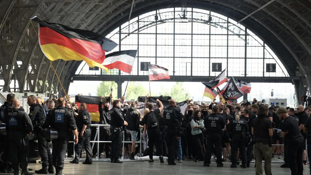 Messer und Axt als „Ausrüstung für die Schlacht“: Neonazi für Fahrgastschutz in der Berliner U-Bahn zuständig