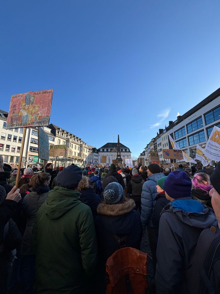 Viele Menschen auf einer Demo gegen die AfD und Friedrich Merz auf dem Bonner Marktplatz 
