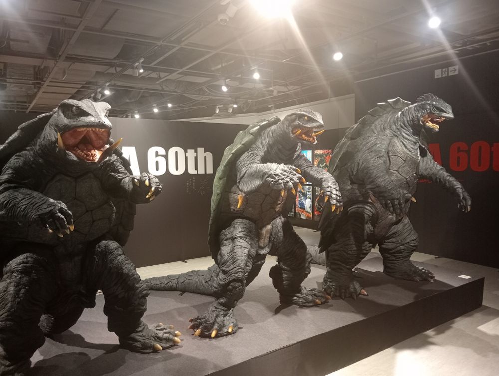 Les trois costumes côte à côte