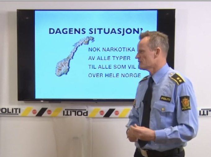 Polititjenesteperson og NNPF-er Torbjørn Trommestad holder foredrag om narkotika. I presentasjonen står det:

«Dagens situasjon?

Nok narkotika av alle typer til alle som vil ha over hele Norge»