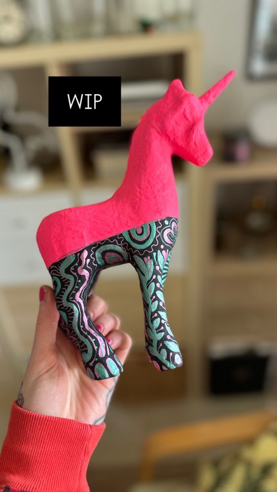 Pappmaschee Einhorn halb angemalt
