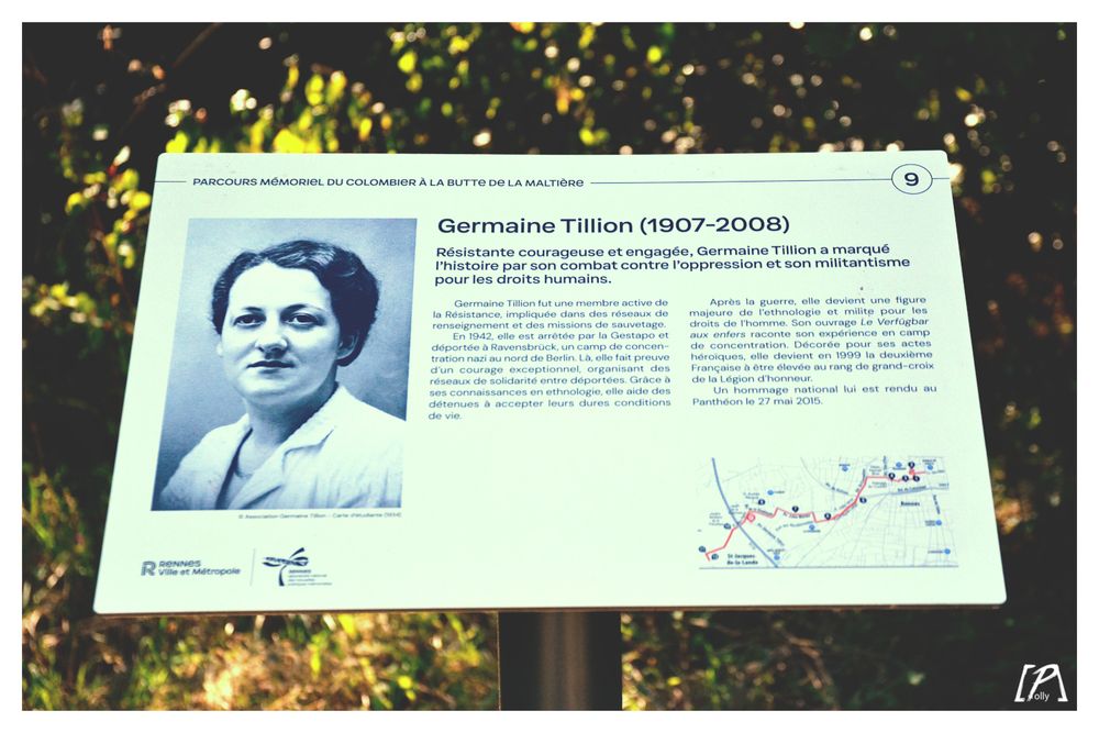 
plaque commémorative rendant hommage à Germaine Tillon, on y voit une photo de sa carte étudiante et un très bref résumé biographique. 