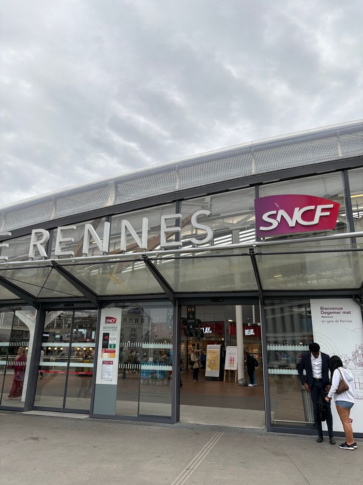 The front of the Rennes train station.
