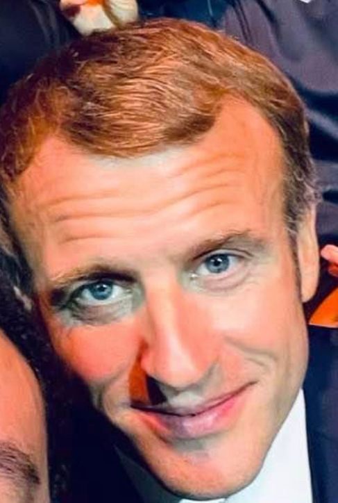 Manu Macs avec une gueule de déterré.