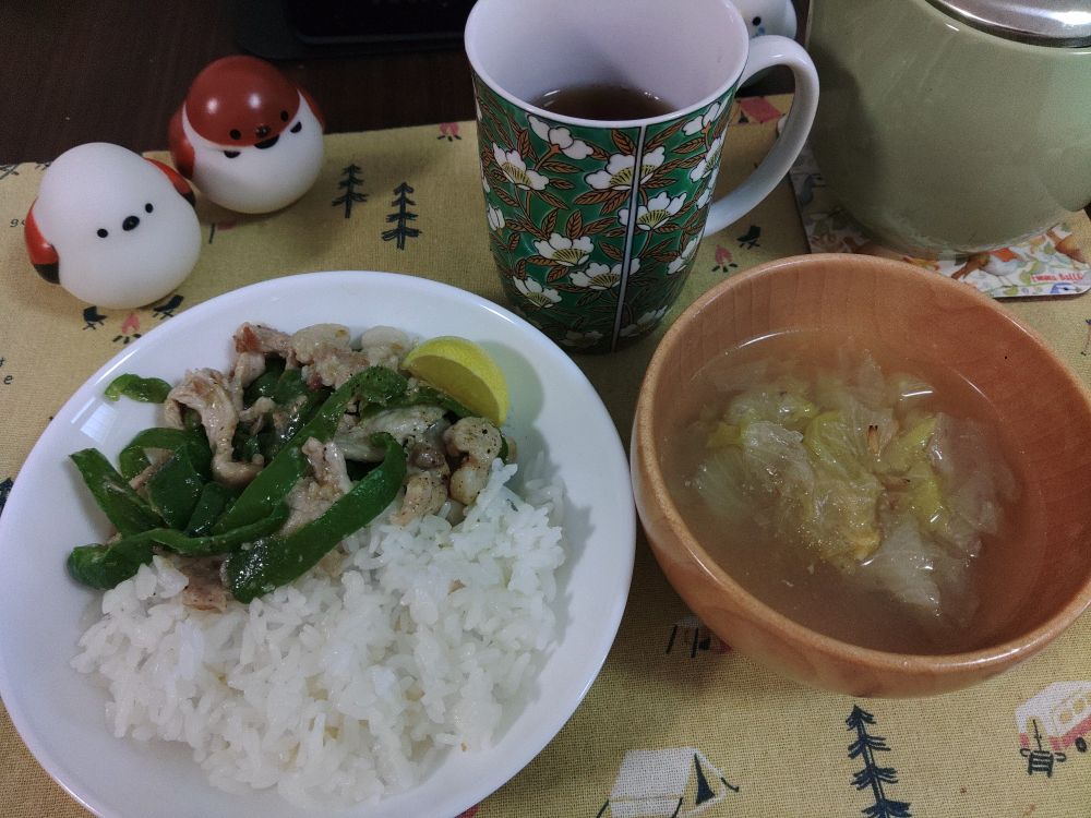 左に塩レモン青椒肉絲とご飯を装った丸い白皿。右にアミエビとレタスのスープを入れた木椀。