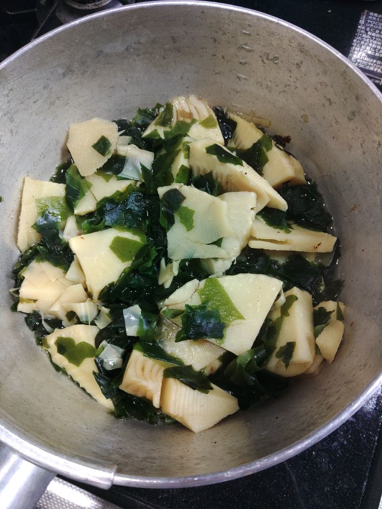 雪平鍋で炊き上げた若竹煮の画像。