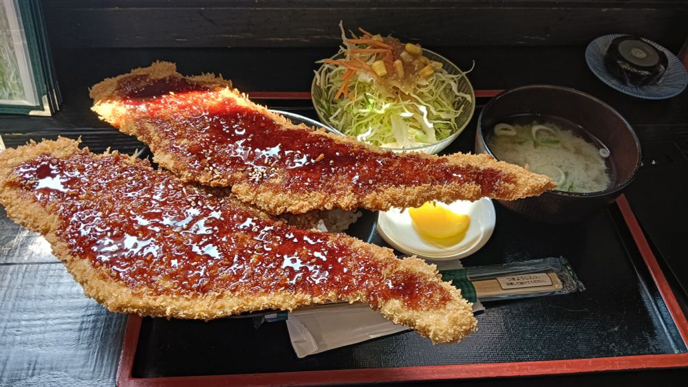 厚みもあって食べ応えすごいんですよ。キャベツサラダは+100円で追加できます。