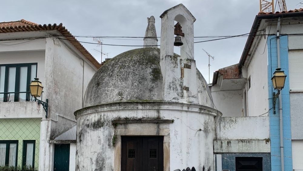 Capela do Morgadio da Granja de São Bartolomeu, de 1568, só abre no dia 24 de agosto, única data em que se pode visitar seu interior, forrado de azulejos fabricados e assentados no século 17