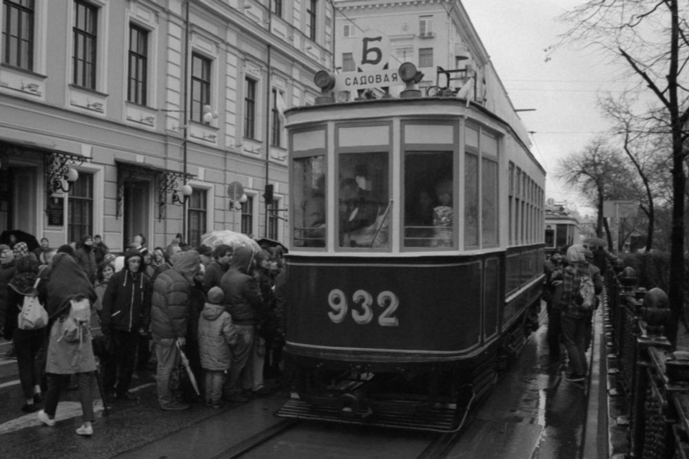 In Moscow, 16.04.2016, celebrated the 117th birthday of the tram. A column of vintage cars parade proceeded from Shabolovka to the Chistye Prudy, where he hosts the exhibition of rarities. On display were the 15 tram cars from different eras, including horse-drawn competition of the XIX century.

Camera: Canon EOS 55 + Lens: Canon Zoom Lens EF 70-210mm
Film: Kodak Professional TRI-X 400 FILM (expiry date is not known, but certainly more than 10 years)
Photo taken: 16/04/2016
Scanner: Epson Stylus Photo RX500