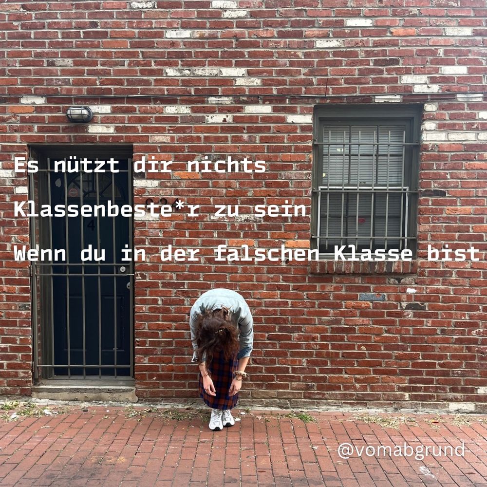 Es nützt dir nichts
Klassenbeste*r zu sein
Wenn du in der falschen Klasse bist

Hintergrund: Person mit langen Haaren vorn übergebeugt vor roter Backsteinmauer mit vergitterter Tür. 