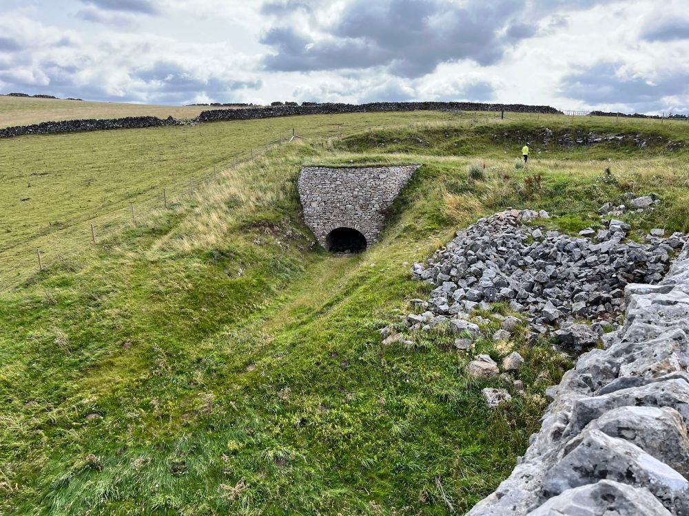 Minninglow Lime Kiln is of special interest because it is believed to have produced lime for the construction of the Cromford and High Peak railway and embankment, which now forms part of the High Peak Trail