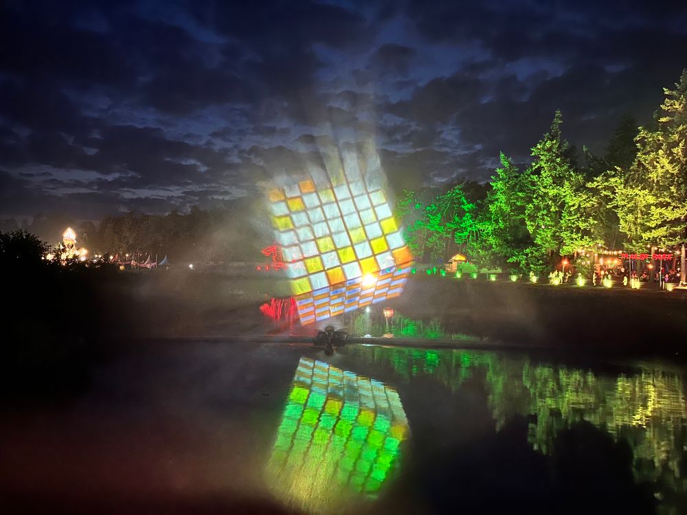 Rubik’s cube as a laser display 