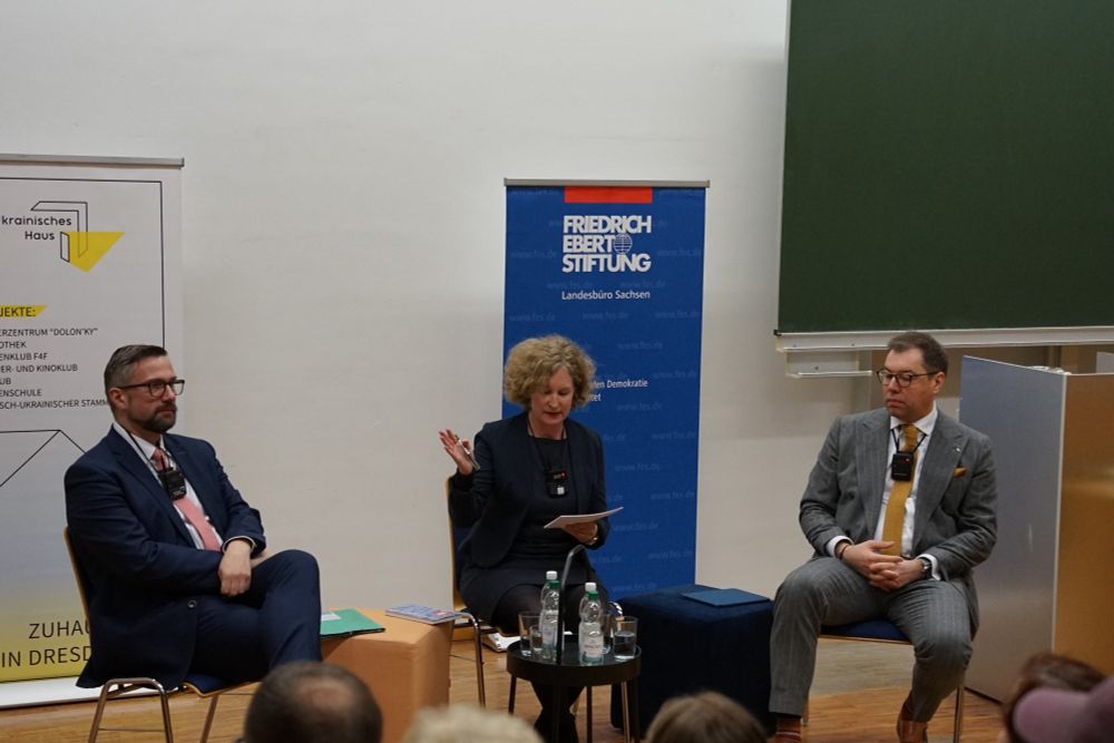 Diskussionteilnehmer sächsischer Wirtschaftsminister Martin Dulig, Moderatorin Anna Holzscheiter und der ukrainische Botschafter Oleksii Makeiev