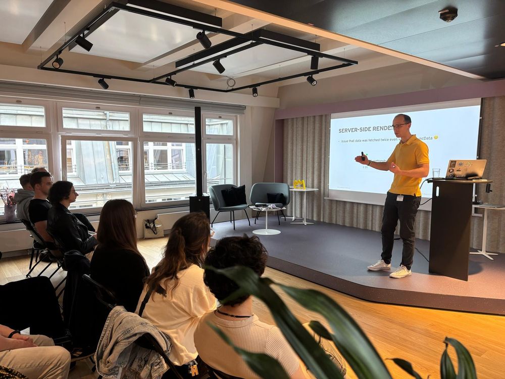 A speaker talking about server-side rendering to a group of attendees at the Vue.js Hamburg Meetup.