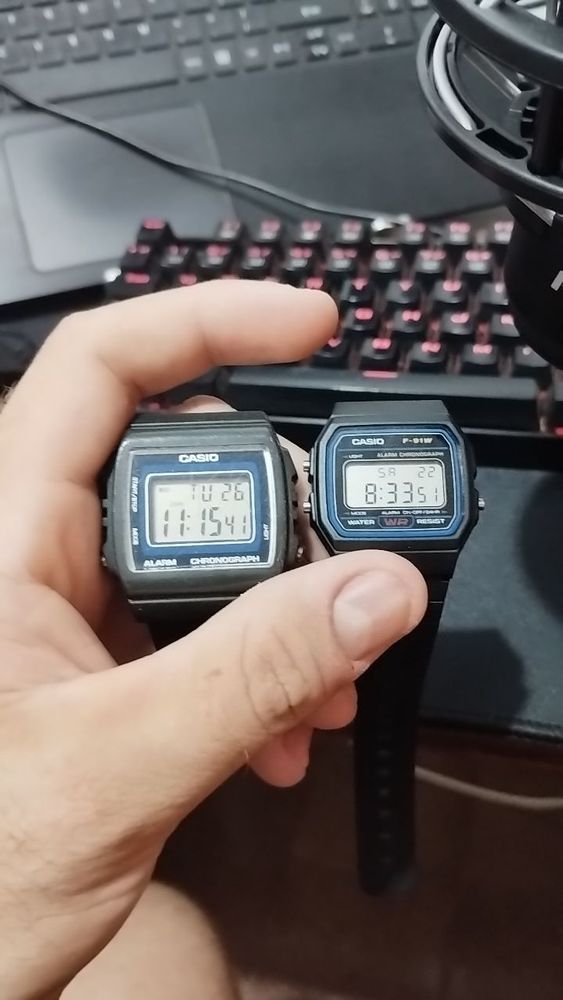 Na esquerda meu CASIO antigo, aquele que uma pilha durou 5 anos, que estragou o encaixe da pulseira, na direita meu CASIO F-91W novo. 