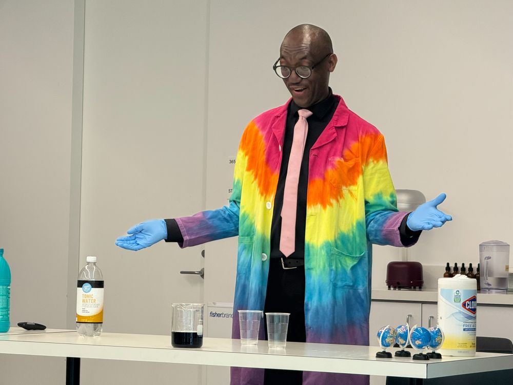 Pic during the Briggs-Rauscher: Oscillating Clock where the liquid turned from Amber to Blue