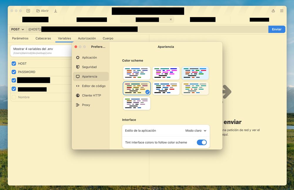 Un pantallazo de Cartero. La pantalla de opciones está abierta, muestra una sección llamada Apariencia y hay una cabecera llamada "Esquema de colores" que muestra varios botones con colores. El color de fondo de la ventana del programa es amarillo y va a juego con la opción seleccionada.