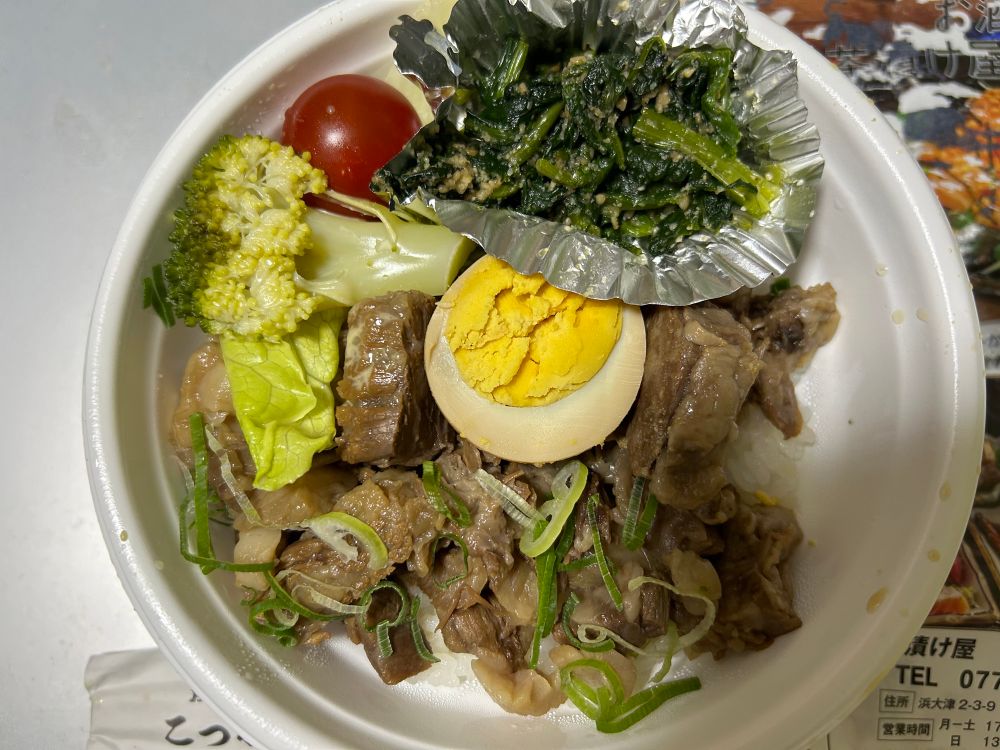 こっからっしょさんの牛丼？
柔らかく煮込まれた牛肉。サイコロよりは長めの肉の切り方。味付けはあっさり甘辛。味付けゆで卵半分。ブロッコリー、ほうれん草の胡麻和え