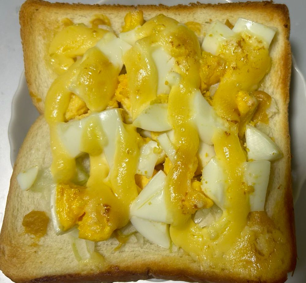 食パン。その上に荒く潰したゆで卵、マヨネーズを絞り、トーストしたもの

少し焦げ目が着くくらい、きつね色のパン