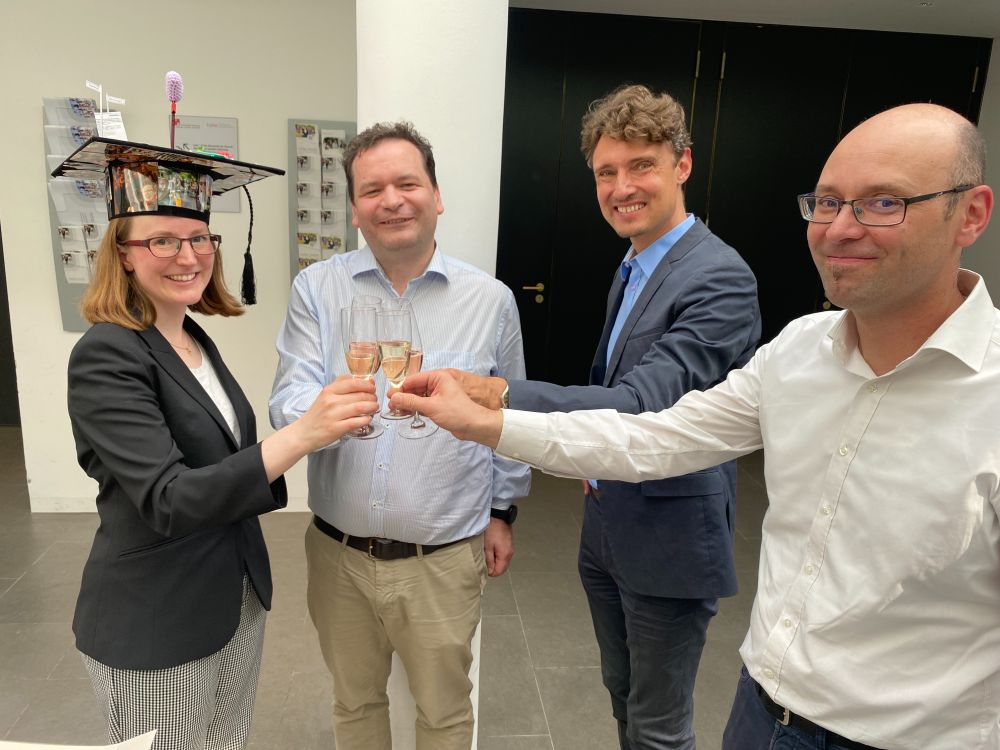 Isa-Maria Steiner, Prof. Dr. Martin Spindler, Prof. Dr. Jonas Schreyögg, Prof. Dr. Tom Stargardt toast in the HCHE foyer.