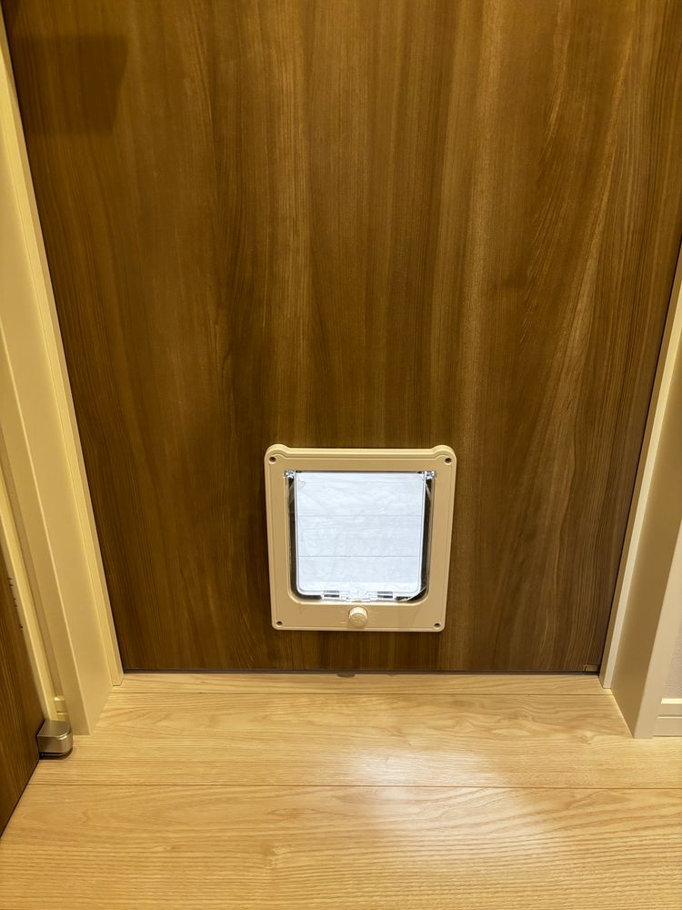 既存のドアに、猫専用ドアを取り付けた