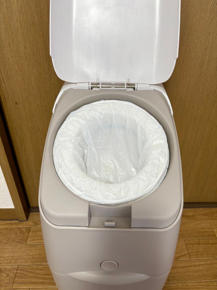 強力消臭おむつポットの投入口
袋が中につながっており、中のアダプターでにおい漏れを防ぐ構造になっています